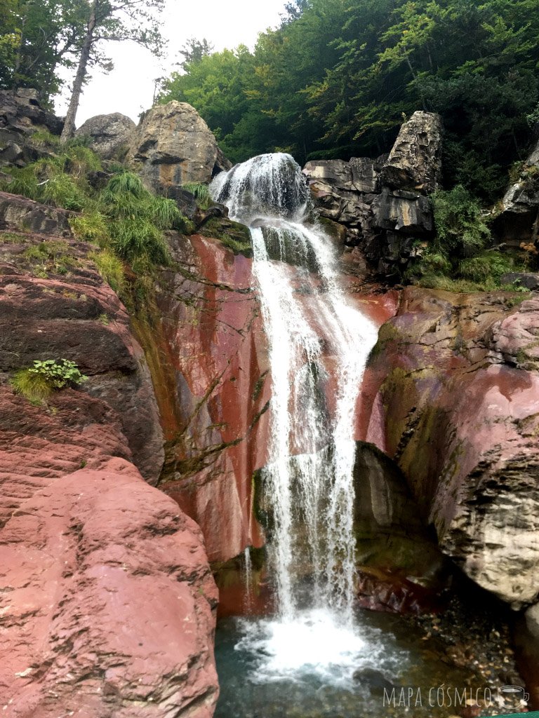 Pineta: Caminata por cascada la Larri visto desde el puente