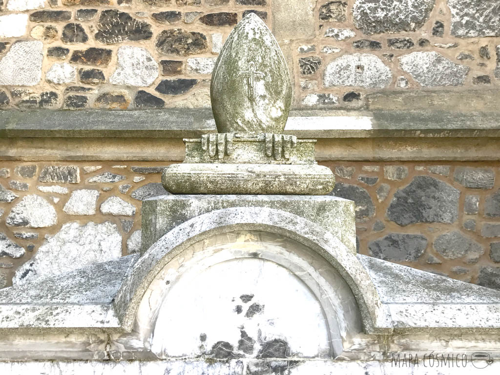 Detalle conmemorativo en los muros de la base de la catedral de San Pedro y San Pablo de Brno