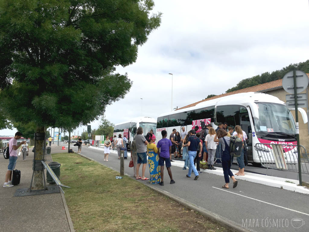 Parada de buses en la rive droite de la ciudad de Bayonne. OuiBus es un buen ejemplo de servicio de bus barato, para el cual es muy fácil conseguir pasajes