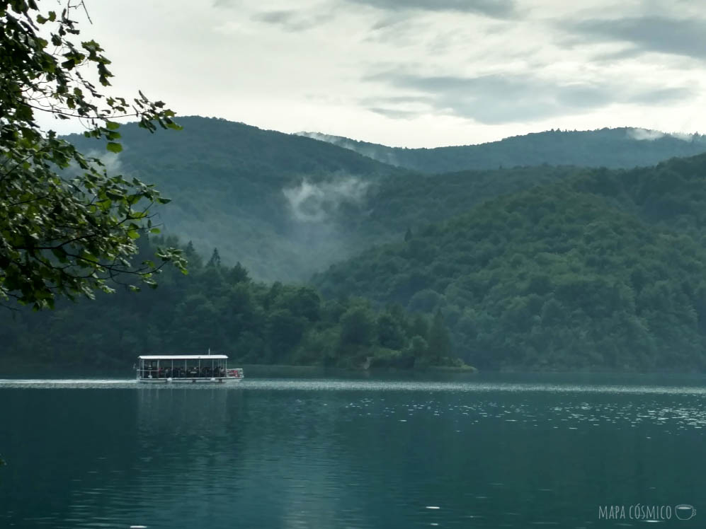 Lago de Plitvice Croacia, barco, colores verdes y azules. 