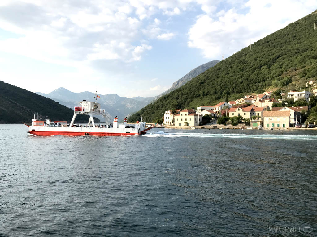 Ferry Lepetane-Kamenari en las bocas de Kotor, Montenegro