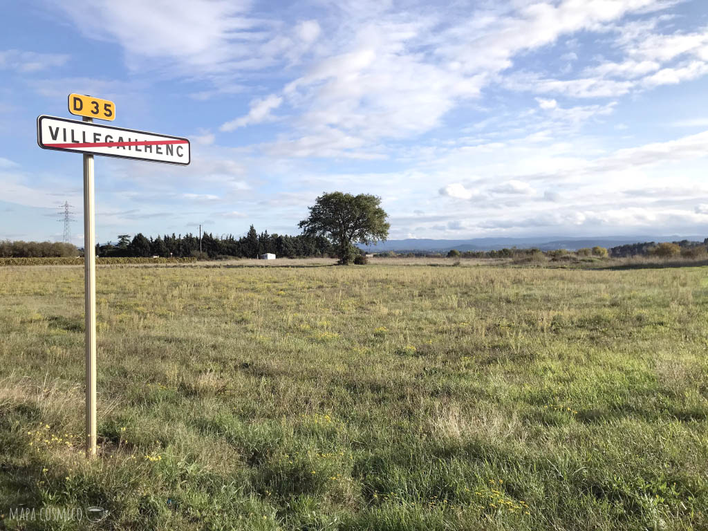 Cartel de final de urbanización en Villegailhenc, en la región Languedoc-Rosellón, cerca de Carcasona, Francia