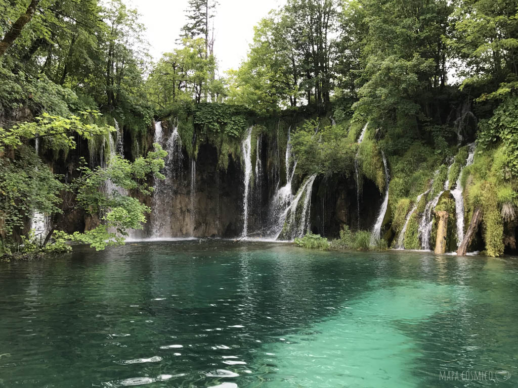 Cascada en Lagos de Plitvice Croacia, colores verdes