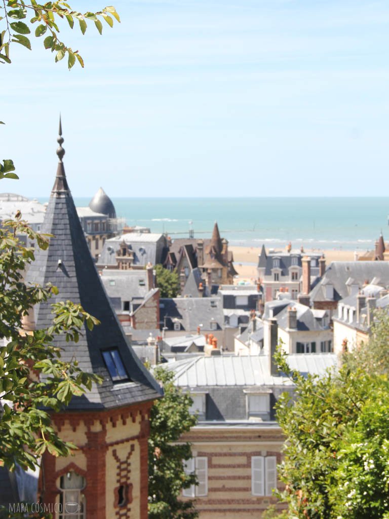 vista a la playa y casonas de trouville