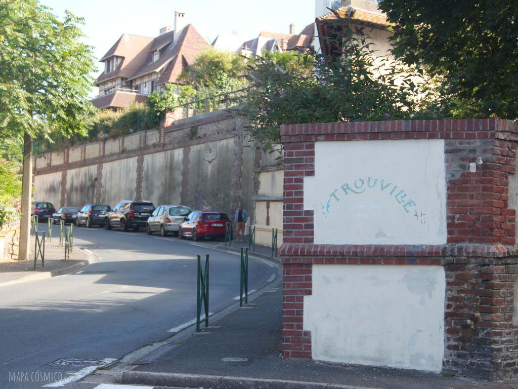 Calle en subida con casas y cartel de Trouville