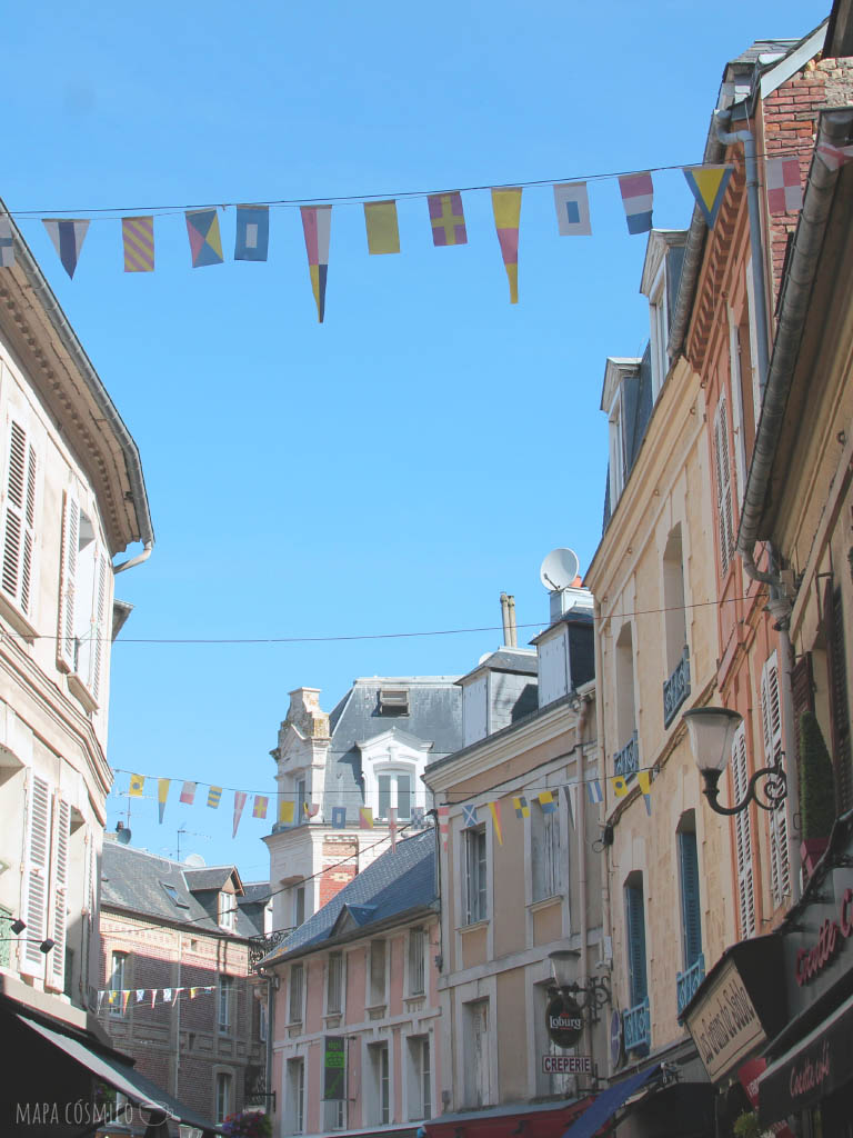 centro de trouville con banderines