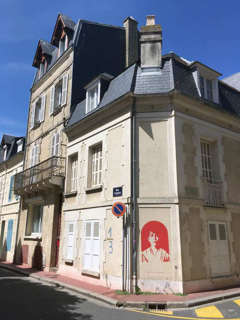 calles de trouville con graffiti de camille claudel