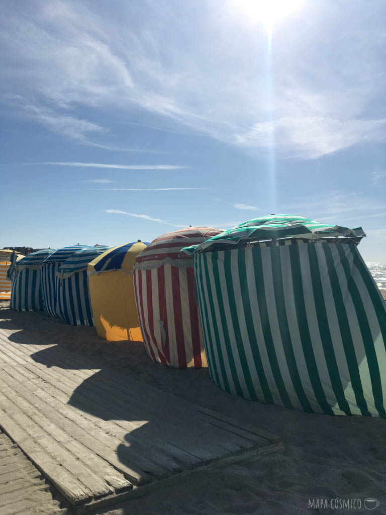 carpas a rayas de colores en la playa de trouville un día soleado