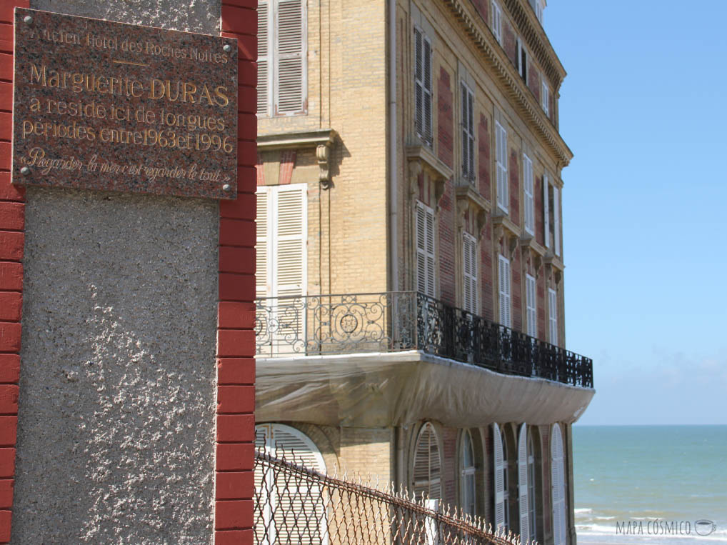 placa marguerite duras en la playa