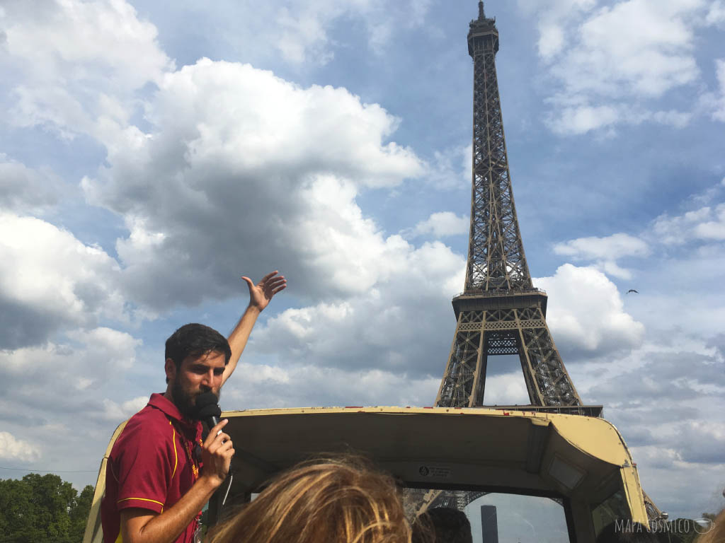 guía turístico en la torre eiffel, parís francia