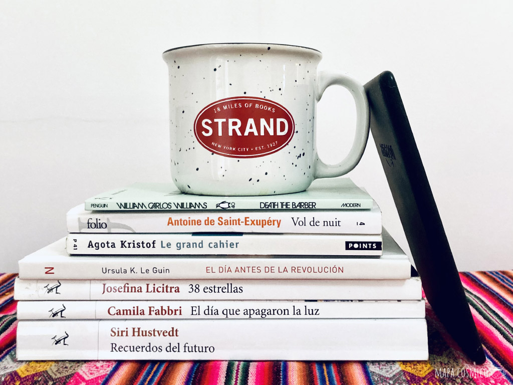 Taza de café de la librería Strand sobre una pila de libros