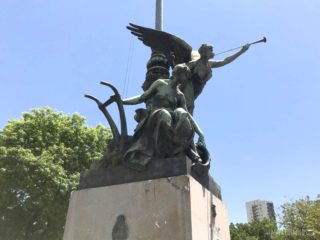 La escultura de Barrias representando a la agricultura en el barrio de Núñez