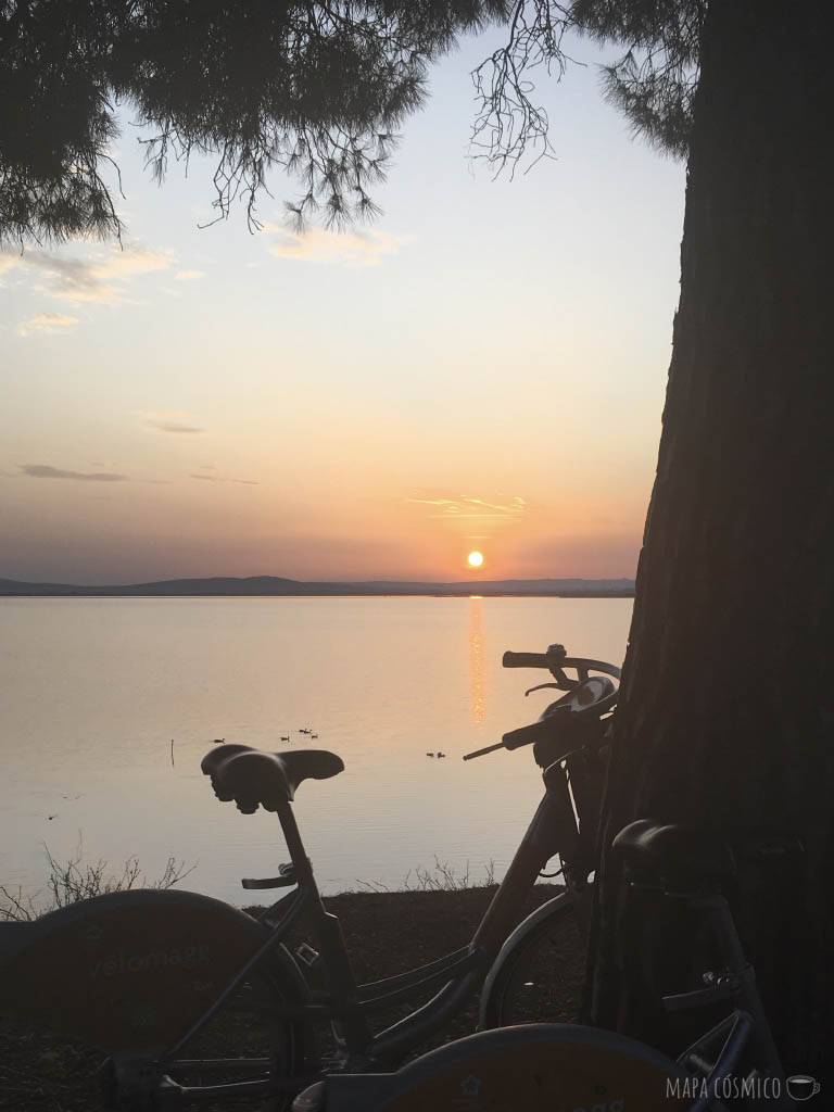 atardecer bicicletas estanque montpellier playa